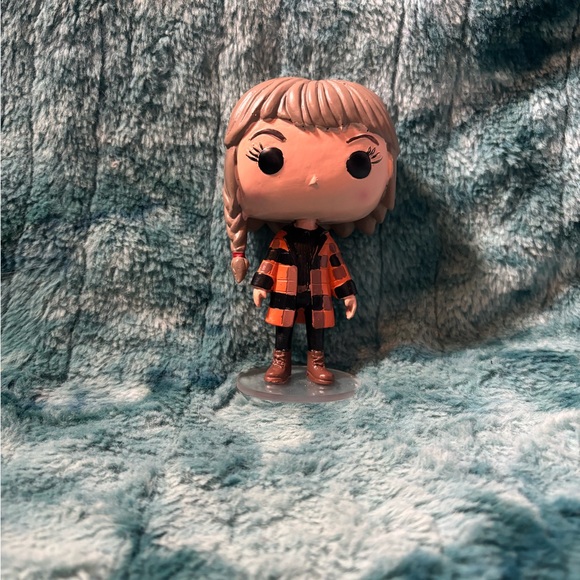 Taylor Swift - Evermore Figurine - Picture 1 of 11
